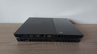 Consola PS4 Fat Negra + Mando Blanco