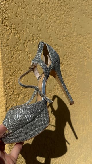 Tacones plateados elegantes con plataforma.
