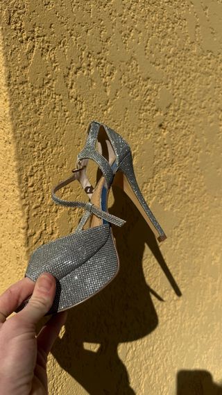 Tacones plateados elegantes con plataforma.