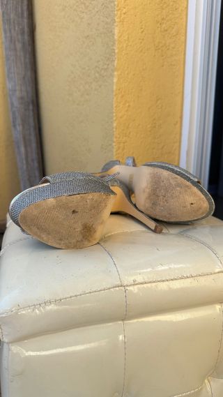 Tacones plateados elegantes con plataforma.