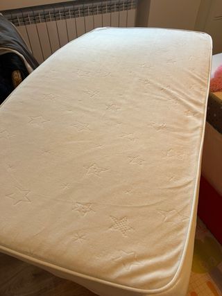 Cuna de bebé con colchón viscoelástico incluido.