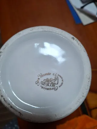 Jarrón antiguo decorativo con cerezas