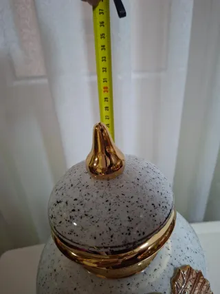 Jarrón antiguo decorativo con cerezas