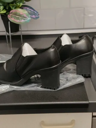 Zapatos de tacón negros para mujer