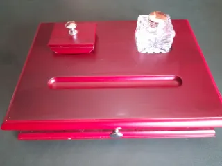 Escritorio de madera con cajón y portalápices