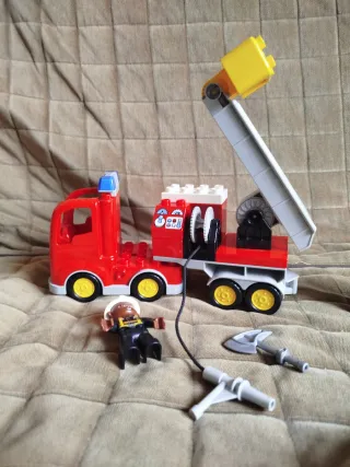 Camión Bomberos LEGO Duplo con Figura