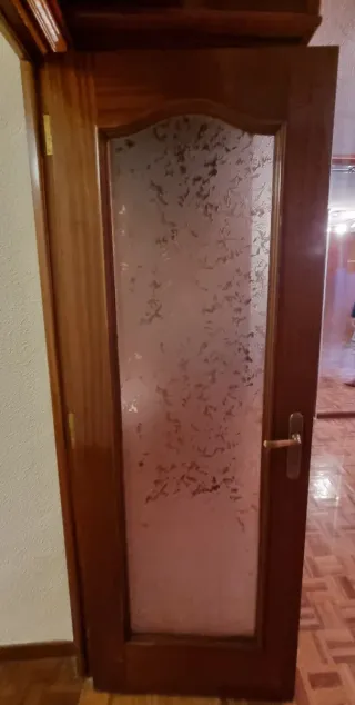 Puertas de madera con y sin cristal.