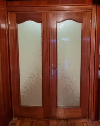 Puertas de madera con y sin cristal.