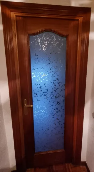 Puertas de madera con y sin cristal.