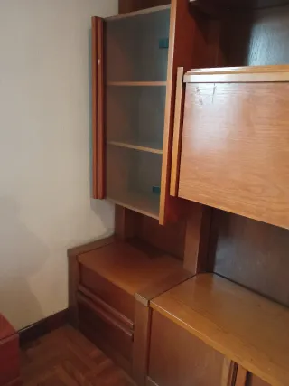 Estantería de madera y cristal