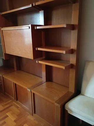 Estantería de madera y cristal