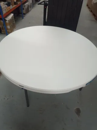 Mesa redonda exterior beige y negra