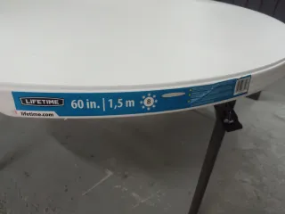 Mesa redonda exterior beige y negra