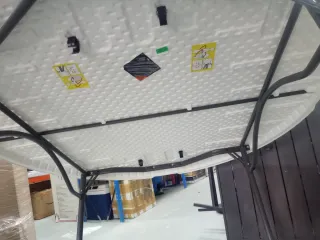 Mesa redonda exterior beige y negra