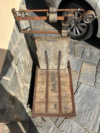 Báscula antigua de madera y metal