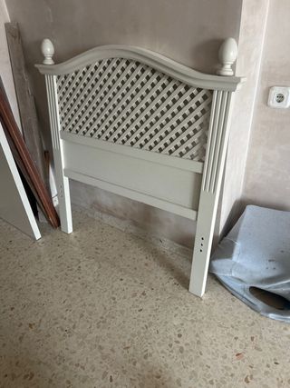 Cabecero de madera beige y blanco
