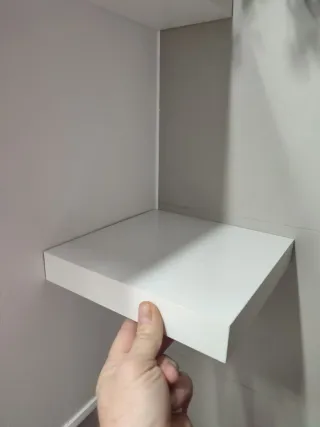 Estanterías flotantes de madera blanca