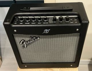 Amplificador Guitarra Fender Mustang I v2