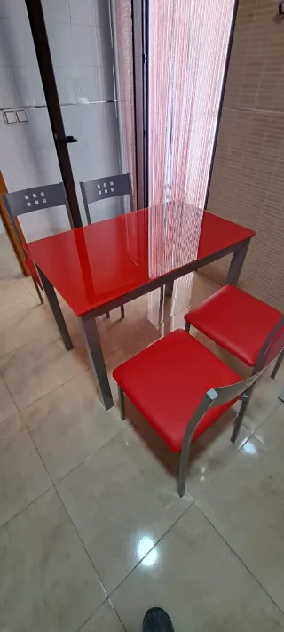 Mesa y 4 sillas cocina cristal y metal