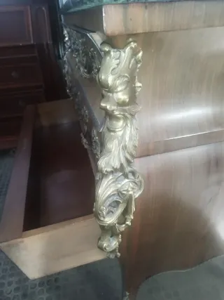 Cajonera de madera con mármol azul estilo Luis XV