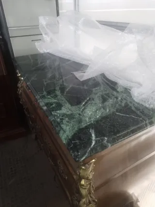 Cajonera de madera con mármol azul estilo Luis XV