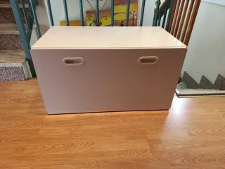 Cajón auxiliar blanco para juguetes.