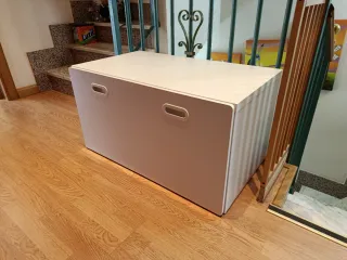 Cajón auxiliar blanco para juguetes.