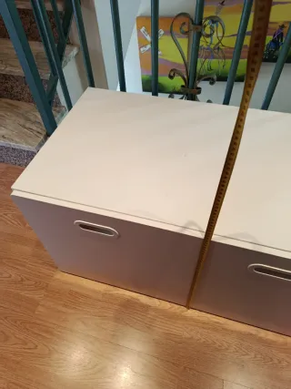 Cajón auxiliar blanco para juguetes.