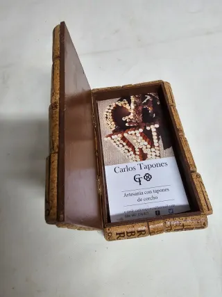 Cajita de madera con tapones de vino