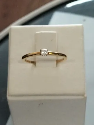 Anillo oro con circonita chica nuevo.
