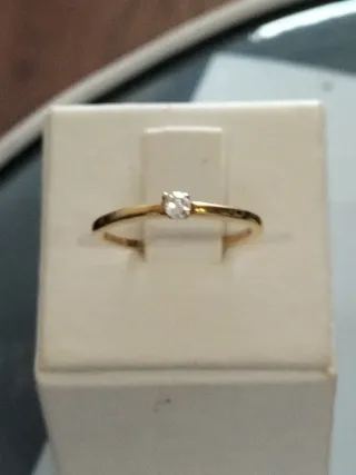 Anillo oro con circonita chica nuevo.