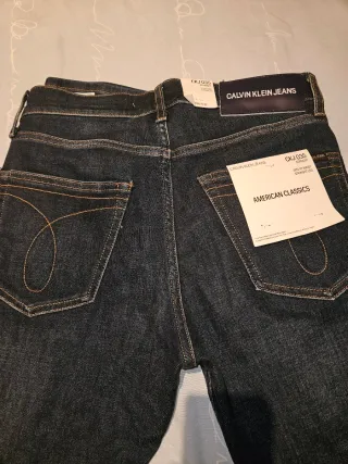 Pantalón vaquero Calvin Klein Jeans recto.