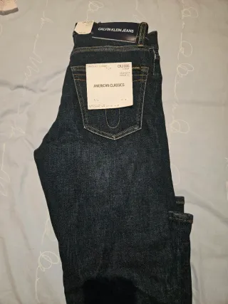 Pantalón vaquero Calvin Klein Jeans recto.