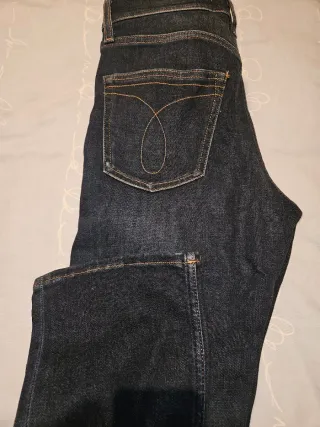 Pantalón vaquero Calvin Klein Jeans recto.