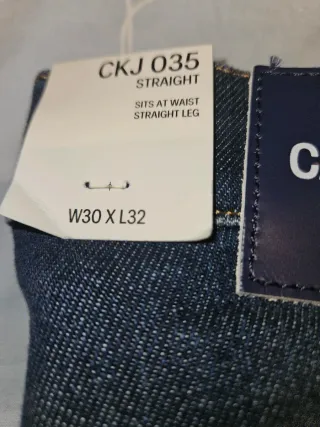 Pantalón vaquero Calvin Klein Jeans recto.