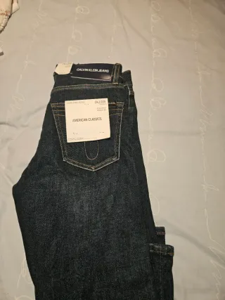 Pantalón vaquero Calvin Klein Jeans recto.