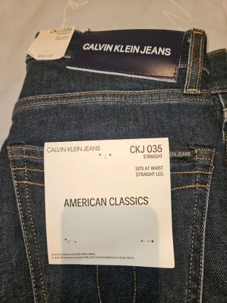 Pantalón vaquero Calvin Klein Jeans recto.
