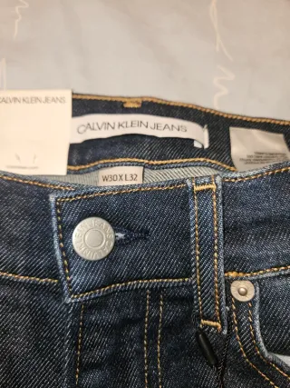 Pantalón vaquero Calvin Klein Jeans recto.