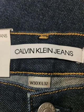 Pantalón vaquero Calvin Klein Jeans recto.