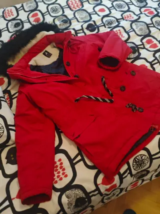 Abrigo rojo de Primark