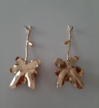 Pendientes largos dorados con flor esmaltada roja