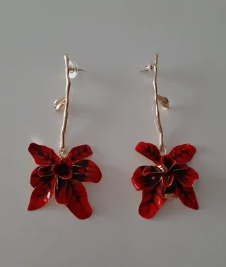Pendientes largos dorados con flor esmaltada roja