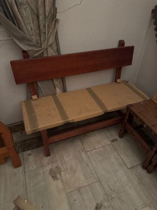 Banco de madera marrón