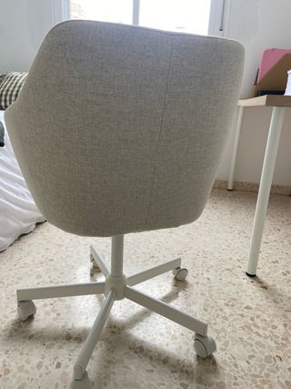 Silla de oficina beige con ruedas