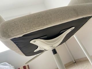 Silla de oficina beige con ruedas