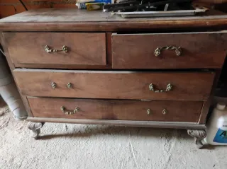 Cómoda antigua de madera para restaurar