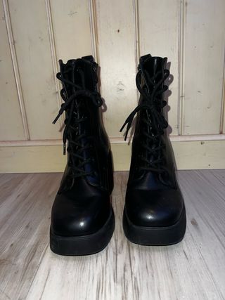 Botas negras con cordones y plataforma
