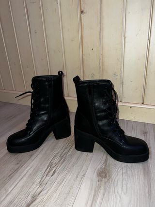 Botas negras con cordones y plataforma
