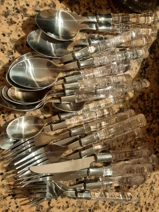 Cubertería de metal y plástico