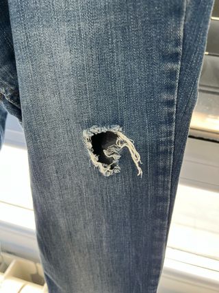 Pantalón vaquero Stradivarius roto azul